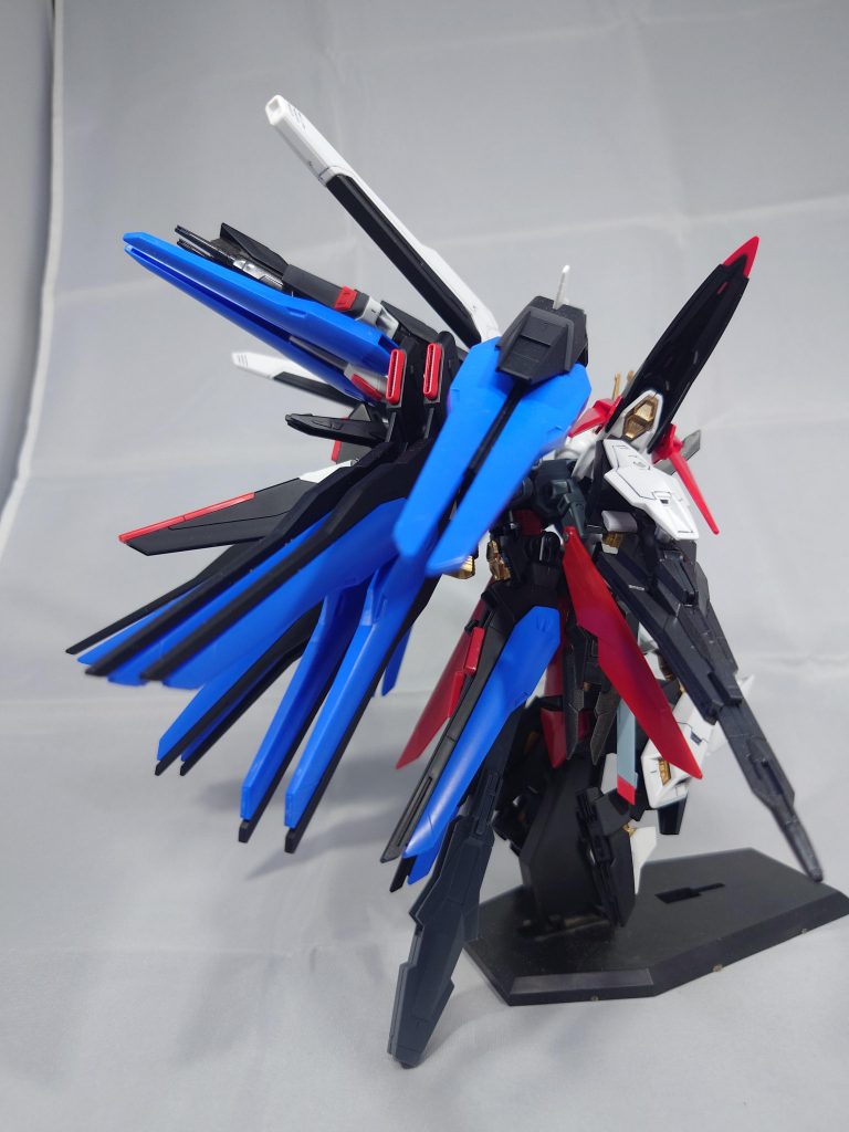 ハイパードラグーンハイパードラグーン機動兵器に8基、複合兵装盾に２基、スタビライザーフィンに２基、フレキシブルスラスターに4基装備される。ハイパードラグーン機動兵器はヴォワチュール・リュミエールシステムと武装プラットフォームを兼用し、光の翼を発生させる。