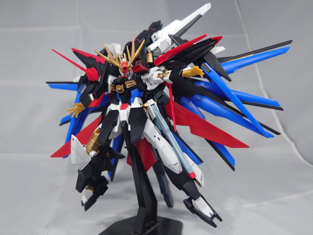 Hi-MEGAキャノンHigh-Mobilesuit Embedded Gun Assault(高エネルギーモビルスーツ埋め込み式強襲銃)。頭部に搭載された高出力ビーム砲。胸部カリドゥス複相ビーム砲IIエネルギー効率化のため腹部から胸部に移動し、出力が強化された。