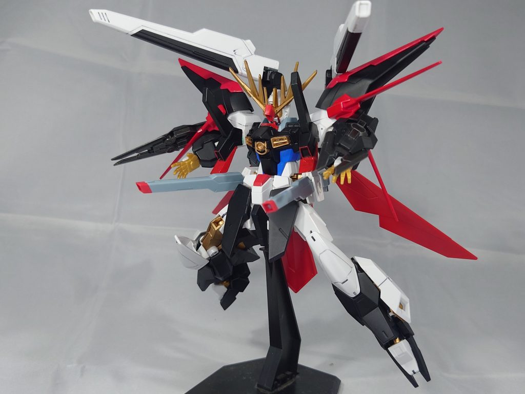 エネルギー偏向装甲「ゲシュマイディッヒ・パンツァー」両腰にマウントされているが、使用時は腕部に装備する。先端の爪で刺突することも可能。