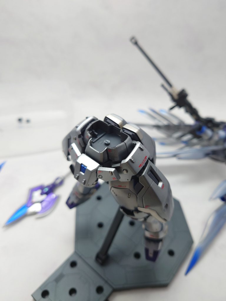 撮影途中の事故。この後軸の補修を行いましたが、軸部分の脇に2本真鍮線で補強入れました。この部分だけで羽を含めた上半身の重量を支えているので、ここの破損は予想しておくべきでした…。