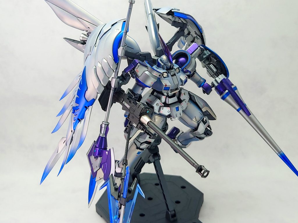 トールギスの「甲冑騎士」的なフォルムにシルバーは似合うだろう…と思ったのですが、まぁ良いのでは？ただ完成物と写真を見ると…もうちょっと配色に変化をつけても良かったかも。ゴールドの色味を強くしても良いかもしれませんね。