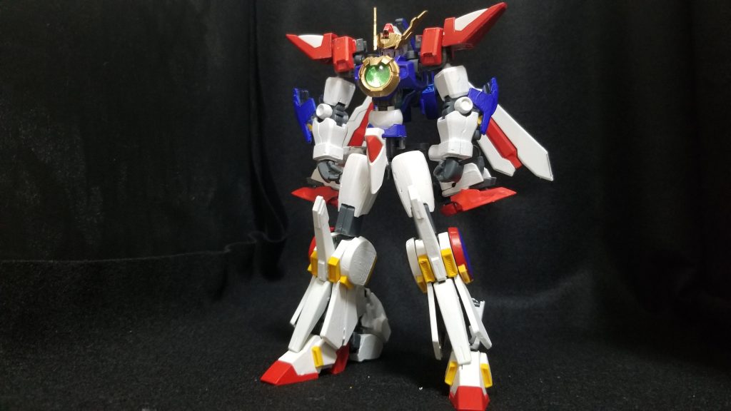 合体形態、グロリアス・ノヴァ。ゴッドガンダムを思わせるカラーリングの通り、格闘能力に優れている。