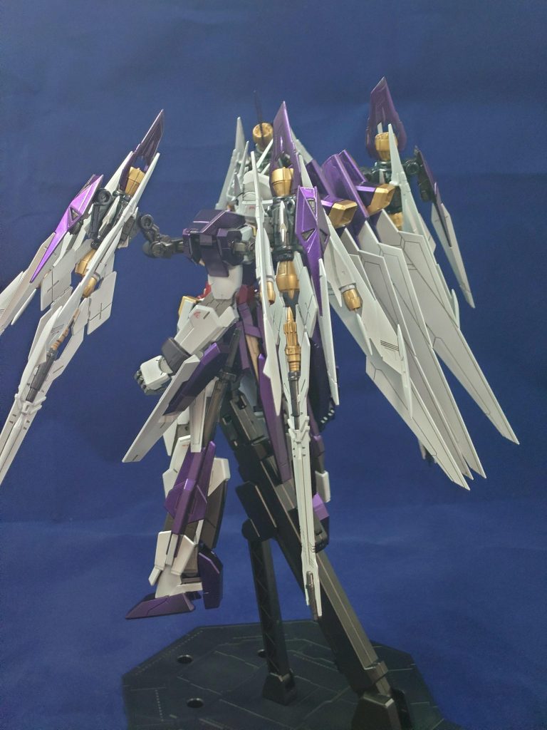 斜め後ろから。背部にはブースターとAGE2ノーマルの元々のウイングを取り付けています。