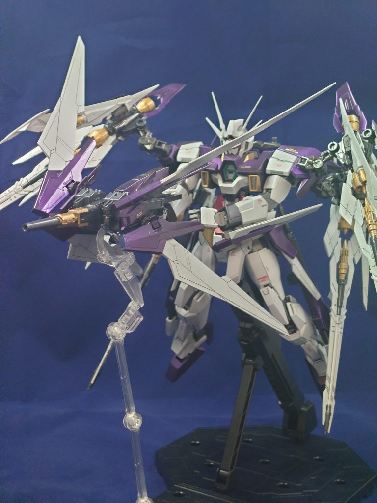 スナイパーモード背部のウイングとライフルを合体した形態。出力を上げ、連射性を下げ、ウイングで安定性を上げるモード。ウイングによってビームの収束率を上げ射程を大きく向上させ、遠距離から狙撃を可能とする。取り回しと連射能力が低いので近接戦には向かない。