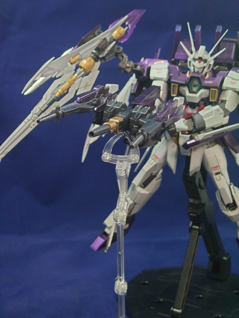 フレキシブルドッズライフルの機能、モードチェンジ。アサルトモード脚の追加装甲をライフルと合体、砲門が3つに、威力を下げ連射性を上げ、各砲門から時差をつけて発射することにより、擬似3点バーストを可能に。同時発射で3wayショットとしても運用可能。連射、近接戦での命中性が高く、威力・射程が低い。近中距離戦向け、遠距離戦には向かない。