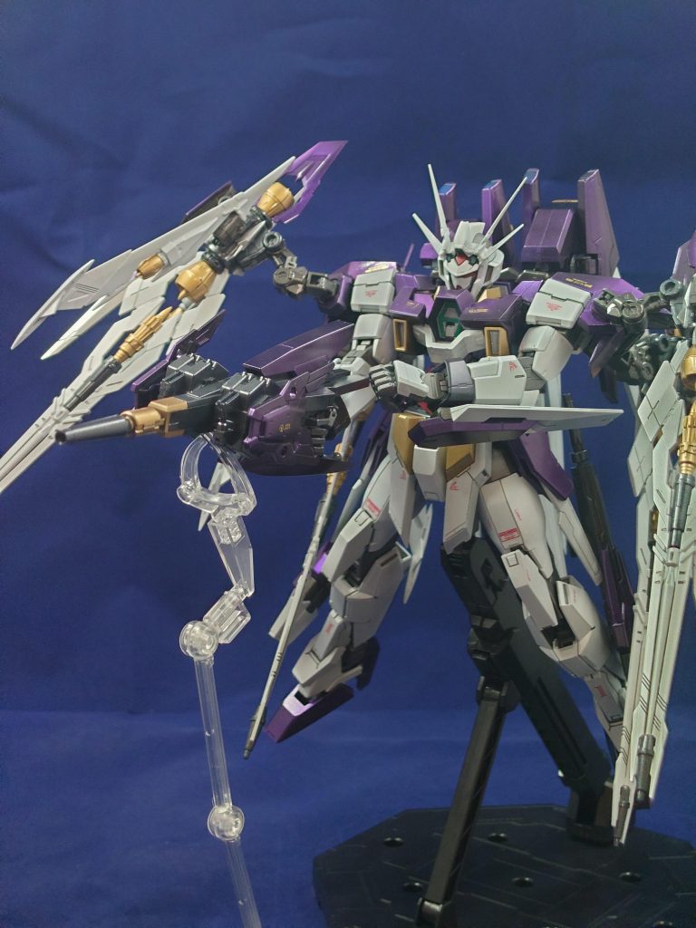 武装フレキシブルドッズライフルハイパードッズライフルを元に出力、連射性を調整できる機能を付随、補助ジェネレーターを追加している。弄りすぎて重くなりすぎ、支えなしには持ち上げられなくなってしまった(笑)