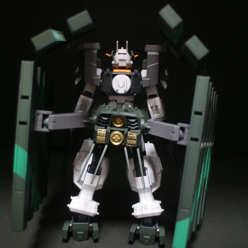 GNブースター(?)は余剰パーツを使用して大型化してみました。おかげで自立時の難易度が上がりました。ダクトフィンの角度はご愛嬌でお願いします