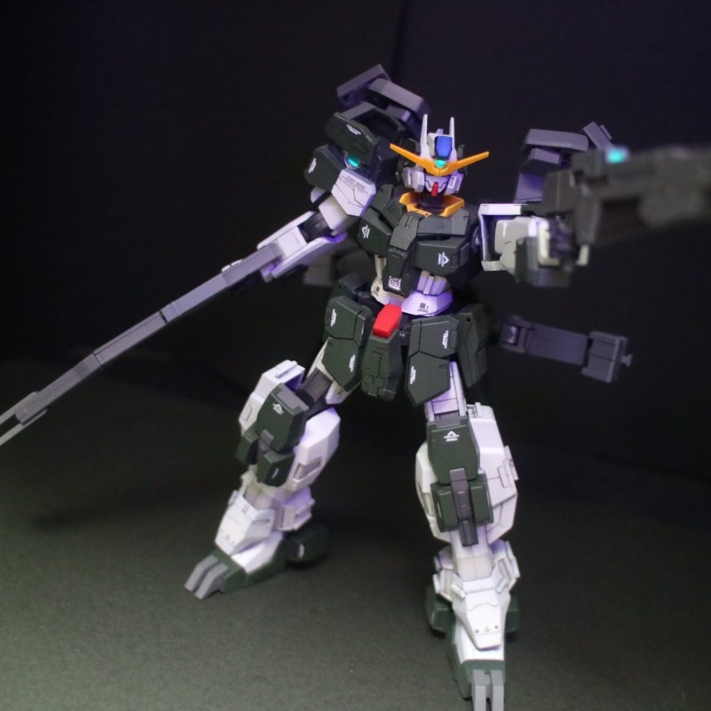 ホルスタービットをパージセンサー類はガイアノーツの蛍光ブルーグリーンにクレオスのクリアシルバーを少々クリアシルバーは最近のお気に入り♪アンテナの中心は一応キャンディブルーにしてみました。