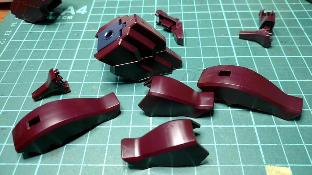 成型色がまさかの小豆色…自分の中でのイメージが全く違うので、仕方なく今回は手持ちのガンダムマーカー『ガンダムパープル』で塗装します。