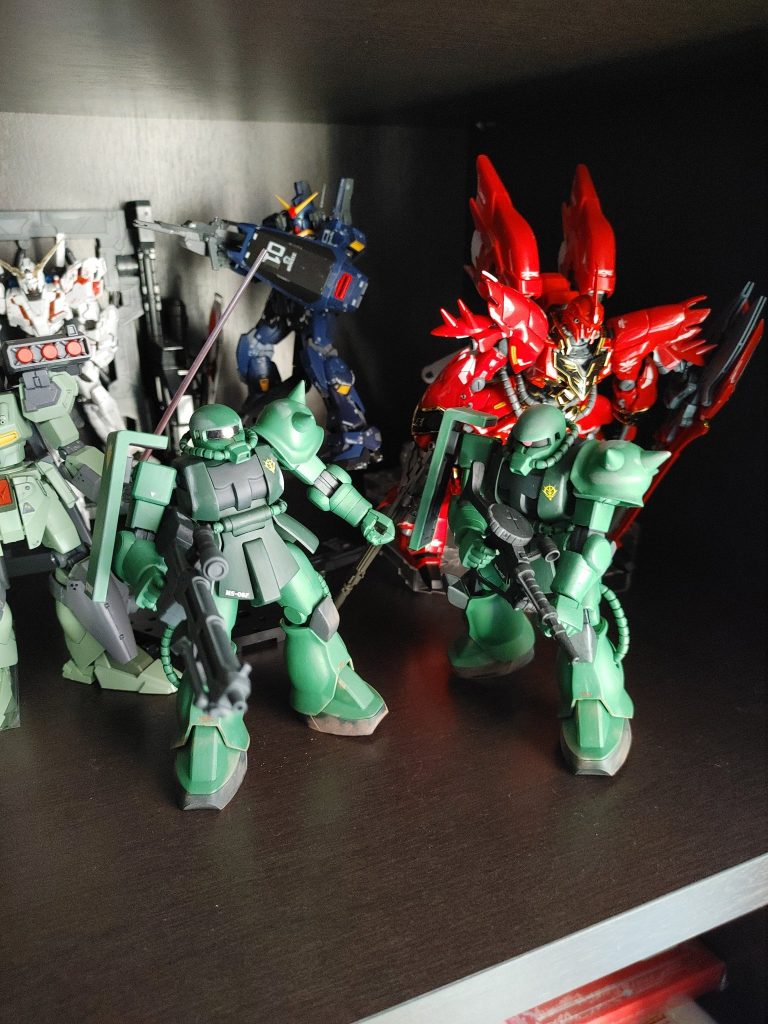 先行して完成したザク2体武器はちょっと変えてます。砂漠のベースを作る予定(　・ω・)