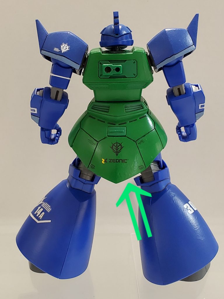 リアビュー❗今回、スジ彫りは前面の緑丸○の付いてる箇所。そしてリアスカートに挑戦してみました~💦相も変わらず尖ったドライバー一本で勝負❗なん~とか形になったかな(・・?って感じ💦