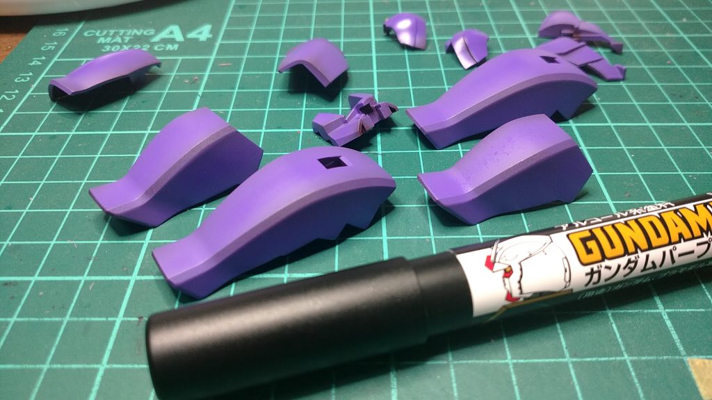 小豆色を下地にして、ガンダムマーカー エアブラシで少しグラデーションが入った感じに塗装してみた。うん。いい感じ