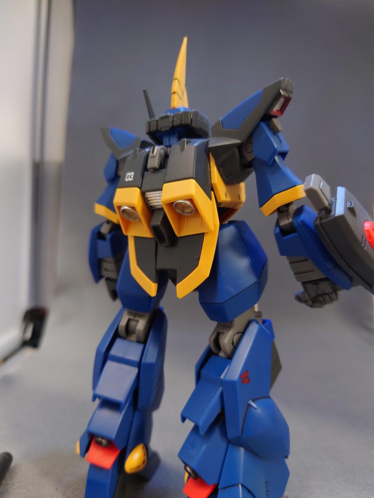 バックショット。基本的に部分塗装はガンダムマーカーで塗ってますが背中のバーニアについてはエアブラシ+ラッカー筆塗りでやりました。