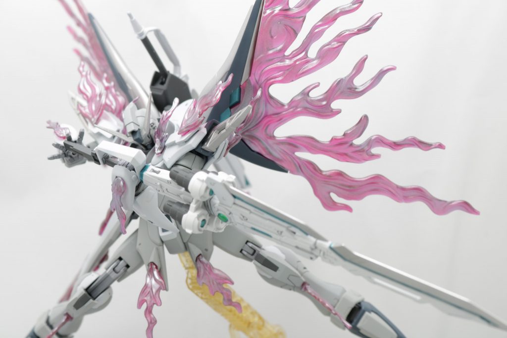 第二のメインウェポン、カレトヴルッフ。最初は長射程ビーム砲の代わりとしてカレト炎を装備させようかと思ってたら、サイズが大きくなり過ぎてアンバランスに...。ということで、ノーマルのカレトヴルッフを装備させました。