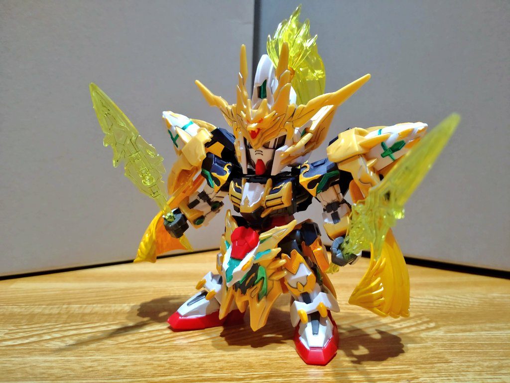 支援メカと分離して以前のものとの違いは…・ブルーの成形色がダークブルーに・クリアパーツがクリアイエローに(金髪に巻き込まれて武器とメモリも)・リアアーマーのブルーがイエローに・目のシールにグラサンが追加