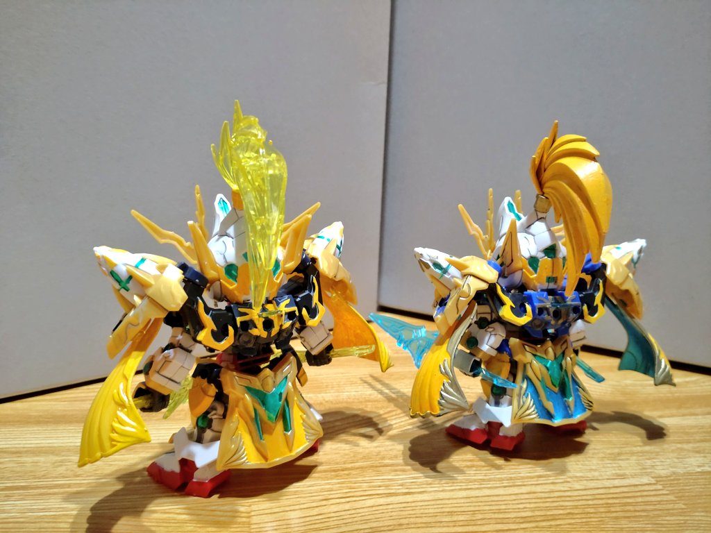 比較・背面クリアパーツは内部のダボ穴やらが目立つっスね…