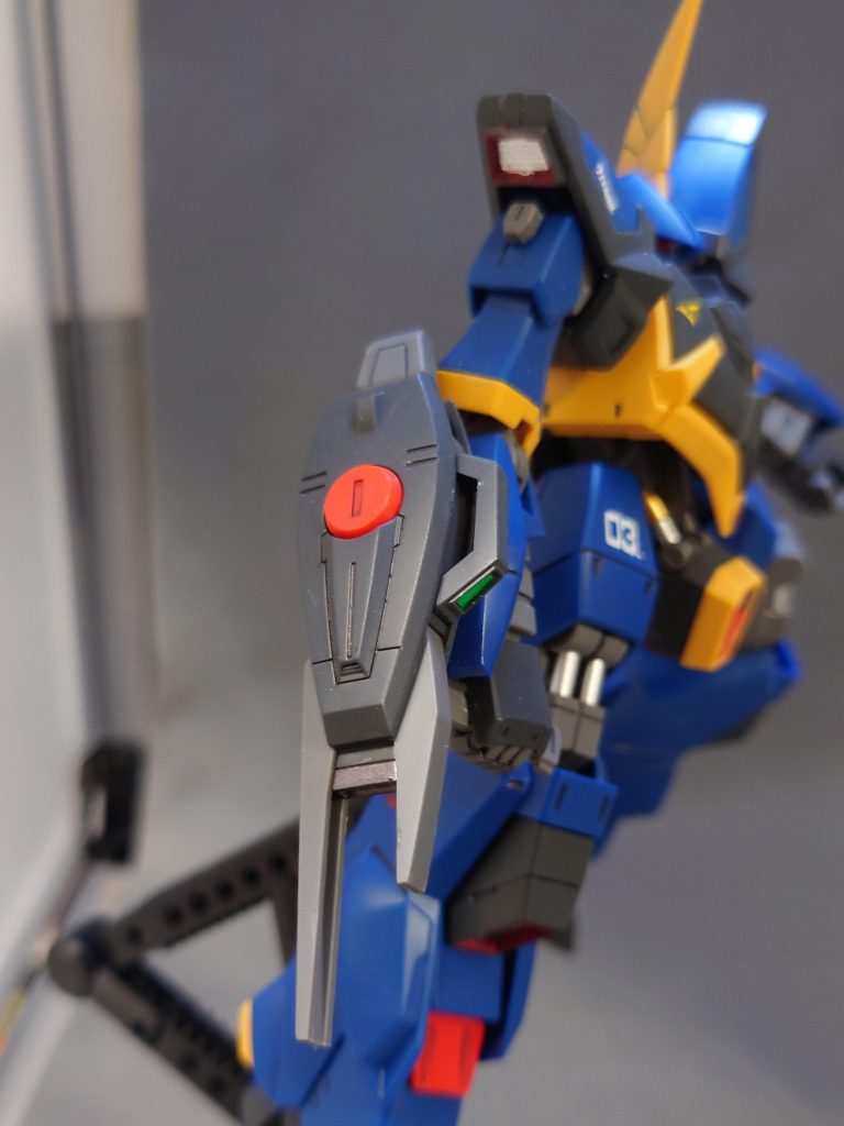 ビームライフル。組んでみて初めて知ったけどコレグリップだけで保持してるんだよな······。てっきりシールドみたく腕にマウント+グリップなのかと·······