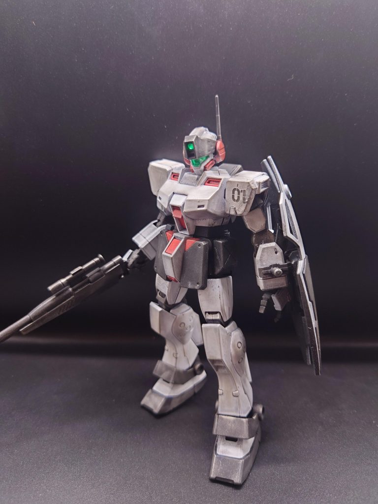 パイロットは元警察官。そのためモノクロと、パトランプをイメージしてメタリックレッドの配色にしました。その後、ウェザリングマスターで汚してます。