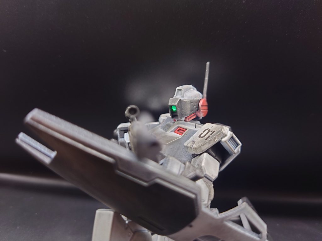 バイザーを降ろしての狙撃。いつもは自宅で塗装しますが、慣れない場所で塗装したので失敗しました。それを誤魔化すためにウェザリングを施しました。