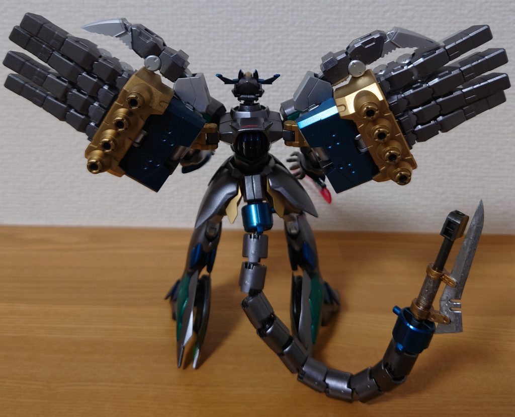 背面元々、ゼイドラは武器を臀部に付ける構造のため、そのまま尻尾を差し込みました。