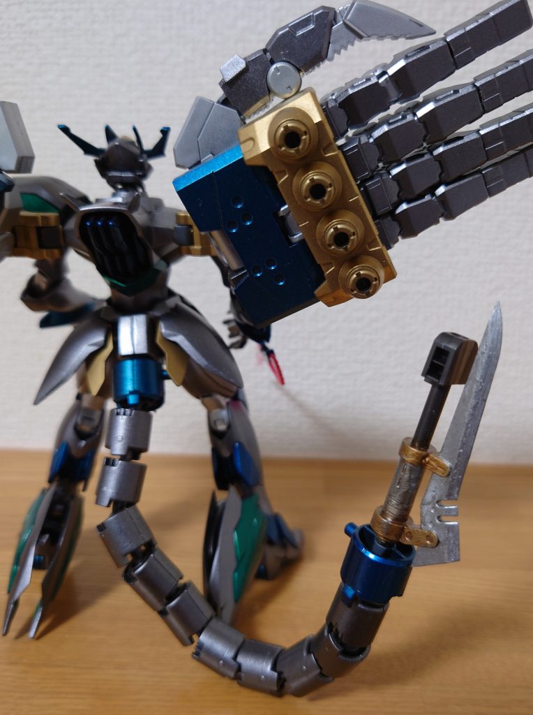 尻尾のアップ一応、銃剣になっているので、近距離、遠距離どちらも対応しています。ゾイドのガンスナイパーみたいな感じです。