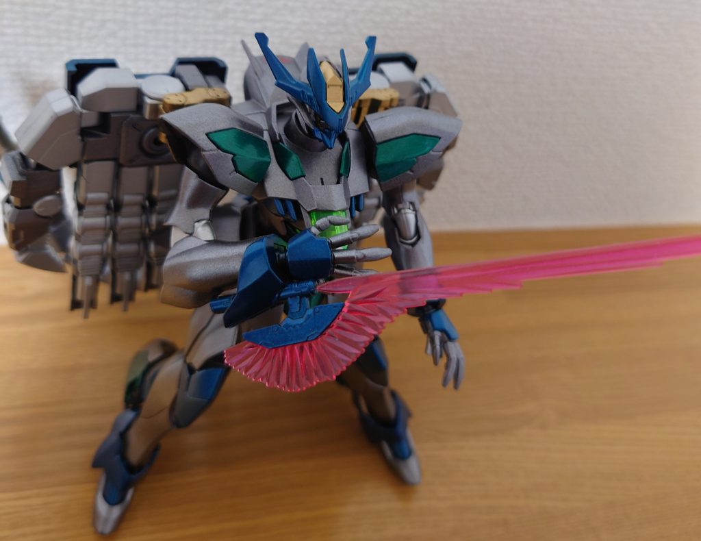 腕にビームサーベル仕込んでます。