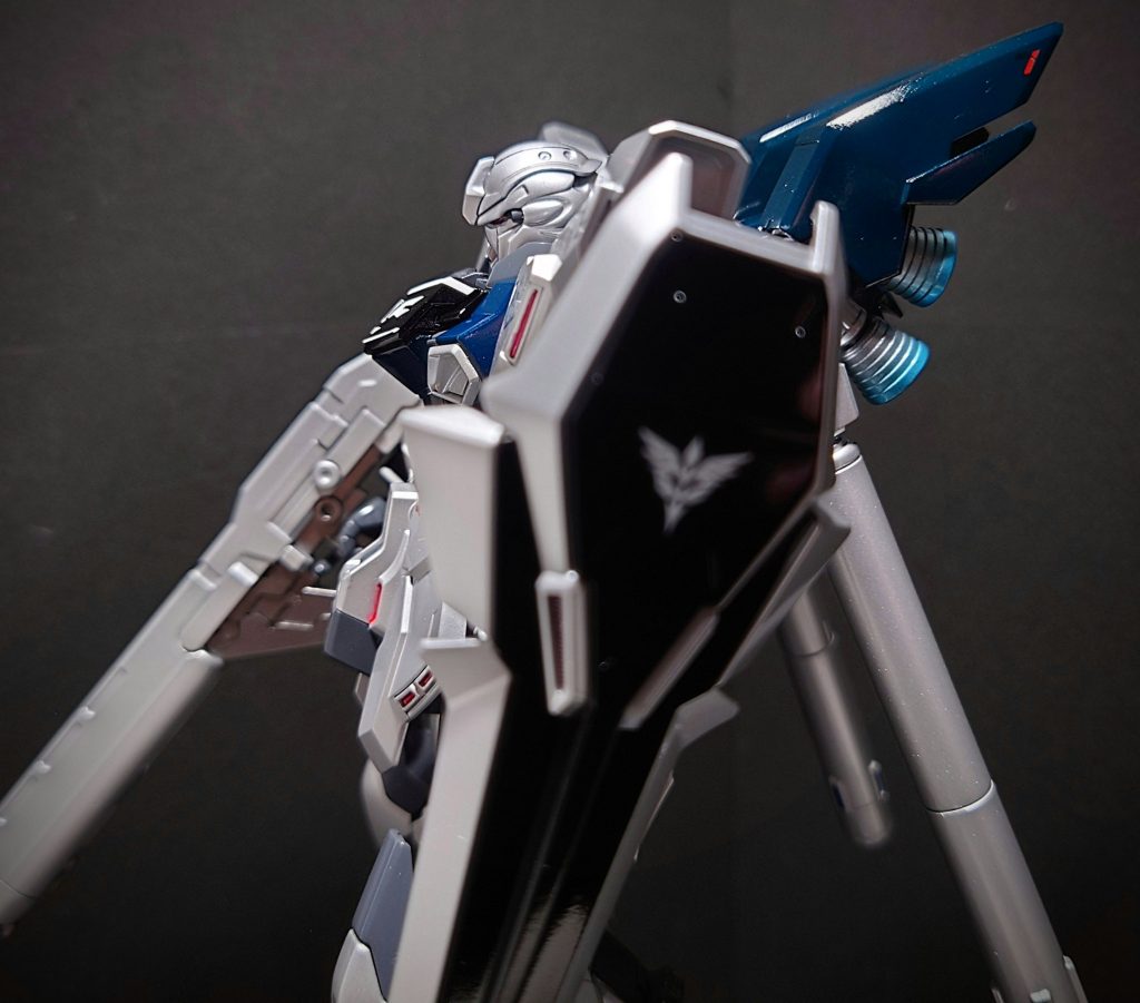 サイドから。デカールはガンダムデカールのUC汎用を使用しました。シールドのエンブレムはケースイラストとは異なる物を使用しました。好みの問題ですね。