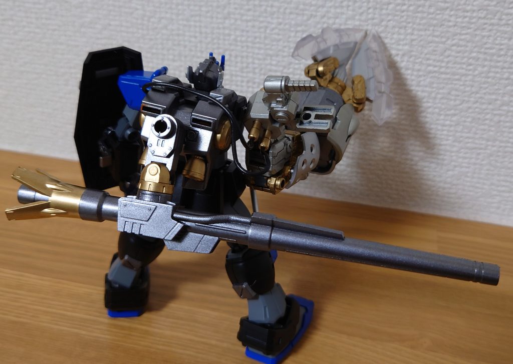 背面バックパックにキャノン仕込んでます。それと、わかりにくいですが、バックパックから右腕に動力パイプでエネルギーを充填しているイメージで、デザインワイヤー入れてます。