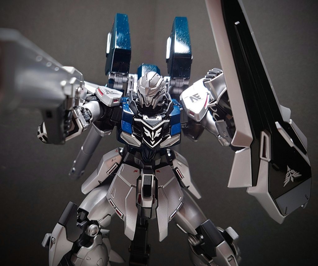 ギラッギラにシルバーなのですが、あまり感じないですね。成型色に違和感しか感じなかった為、全身シルバーにしました。使用したのはガイアノーツ:ブライトシルバーです。袖付きの特徴である胸部、及び袖部分のエンブレムはかなり苦労しました。下地(グレイ)→ニュートラルグレイ→クリア→Uブラック。で、#4000のスポンジヤスリにてエンブレム部分のUブラックを落としました。その後下地が露出した部分をタッチアップ処理し、改めてトップコートを吹きました。