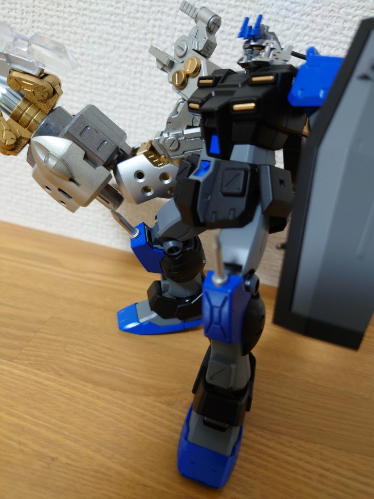 膝にパイル仕込んでますで、接近して懐に飛び込まれても膝蹴りで、応戦できます。