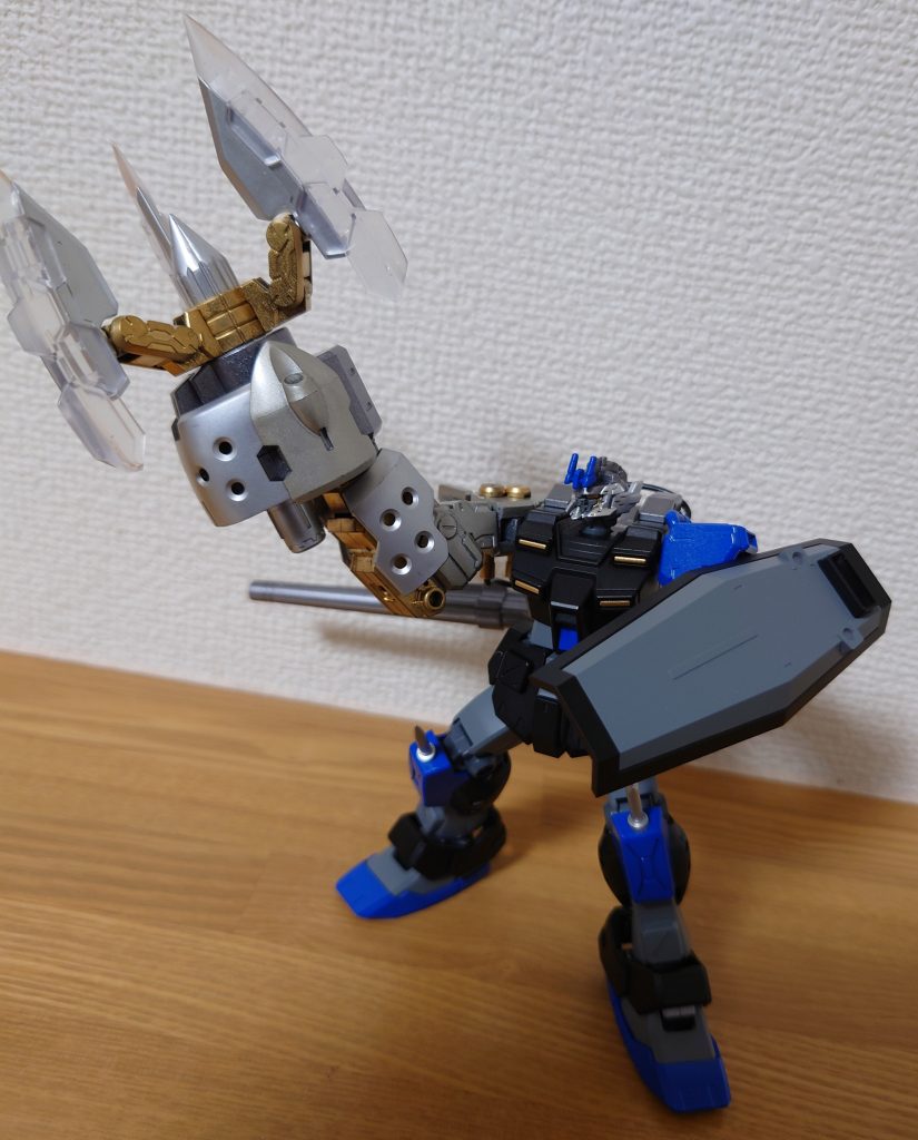 巨大武器は男のロマンこんなデカい右腕ですが、一応自立します。