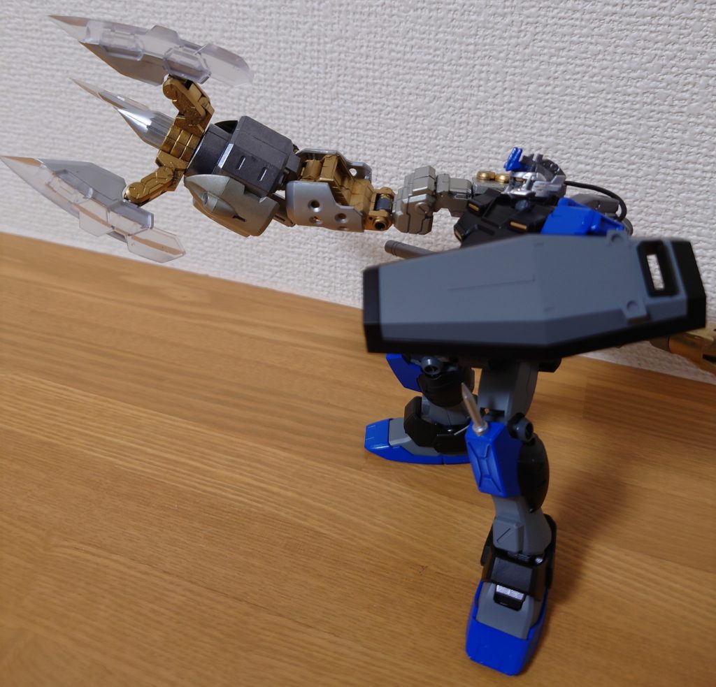 スパイラルクラッシャーは、ちょっとだけ伸びます。(シェンロンガンダムのドラゴンハングみたいな感じ。)