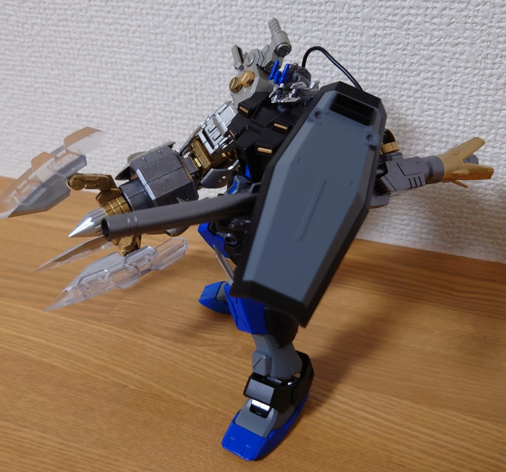 キャノンは脇に抱える型で展開します。