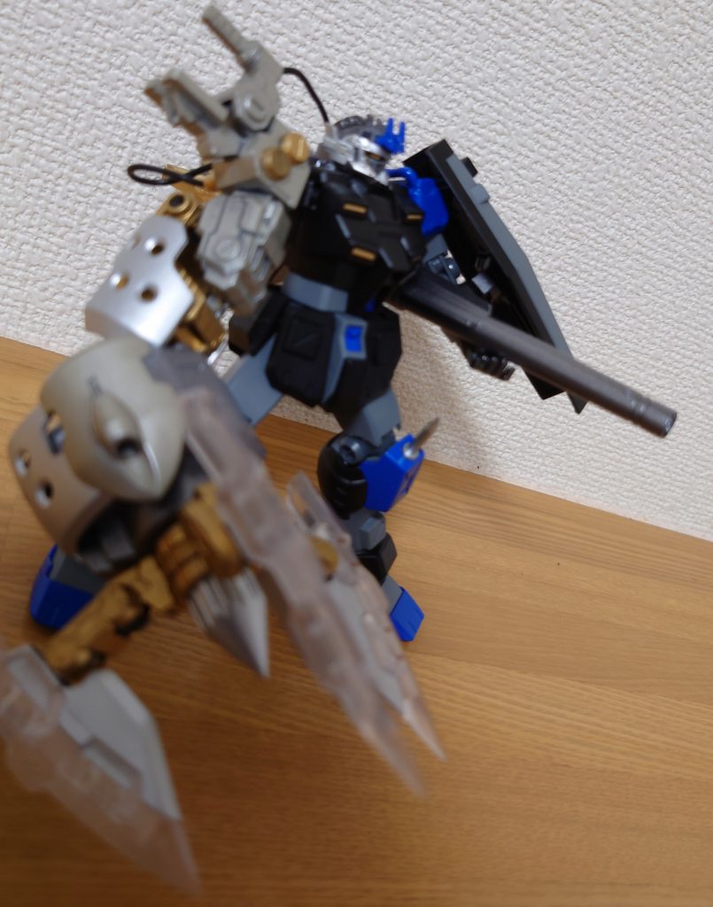 キャノンを抱えた別アングルです。