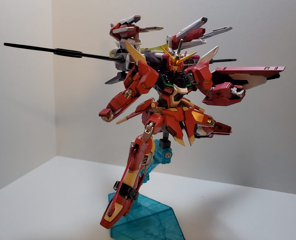 膝にhgダブルオーガンダムのパーツを付けて重装感をだしてみました。ビームブレイドのエフェクトも問題なく付けることができました。