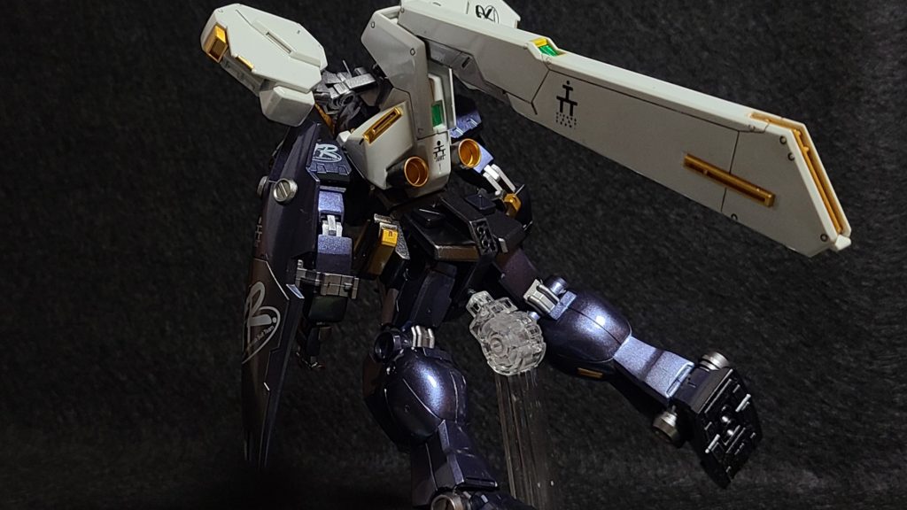 リアビューです。シンプルそうで、意外と塗り分けが面倒なシュツルムブースター。テール部分は先にゴールドで塗装後白いパーツで挟み込みマスキング、その後合わせ目消しの上塗装しました。真ん中辺りのセンサー部はキット付属のホイールシール？を使用しています。それにしても・・・トライブースターユニットは重たいですね。ポージングして、ふと気づくと海老反りに(笑)