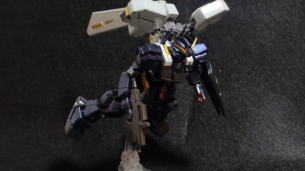 ジャケ写っぽく撮ってみました。メインアームはビームライフルにしています。それにしてもトライ・ブースター・ユニット、デカいですね！