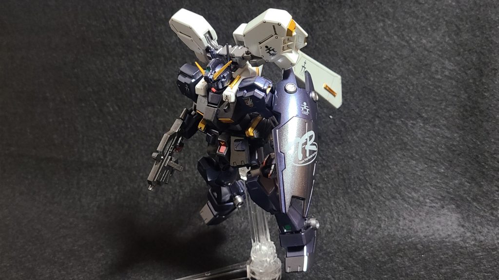 宙に浮いている方が圧倒的に良いですね！普段ジオン系ばかり作っている為、ティターンズ・特にT３部隊のデカールを持っていなかったので今回購入してみました。昔電撃ホビーでAOZ読んでいたはずなのですが、すっかり内容を忘れていて・・・色々なデザインのデカールがあったのですが、あまり冒険はしませんでした。