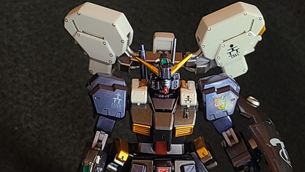 顔面は後ハメとし、メインカメラとツインアイはガンダムマーカーのメタリックグリーンにしたのですが、パステル系のグリーンの方がメリハリついて良かったかもしれませんね。やっぱり・・・男前です。