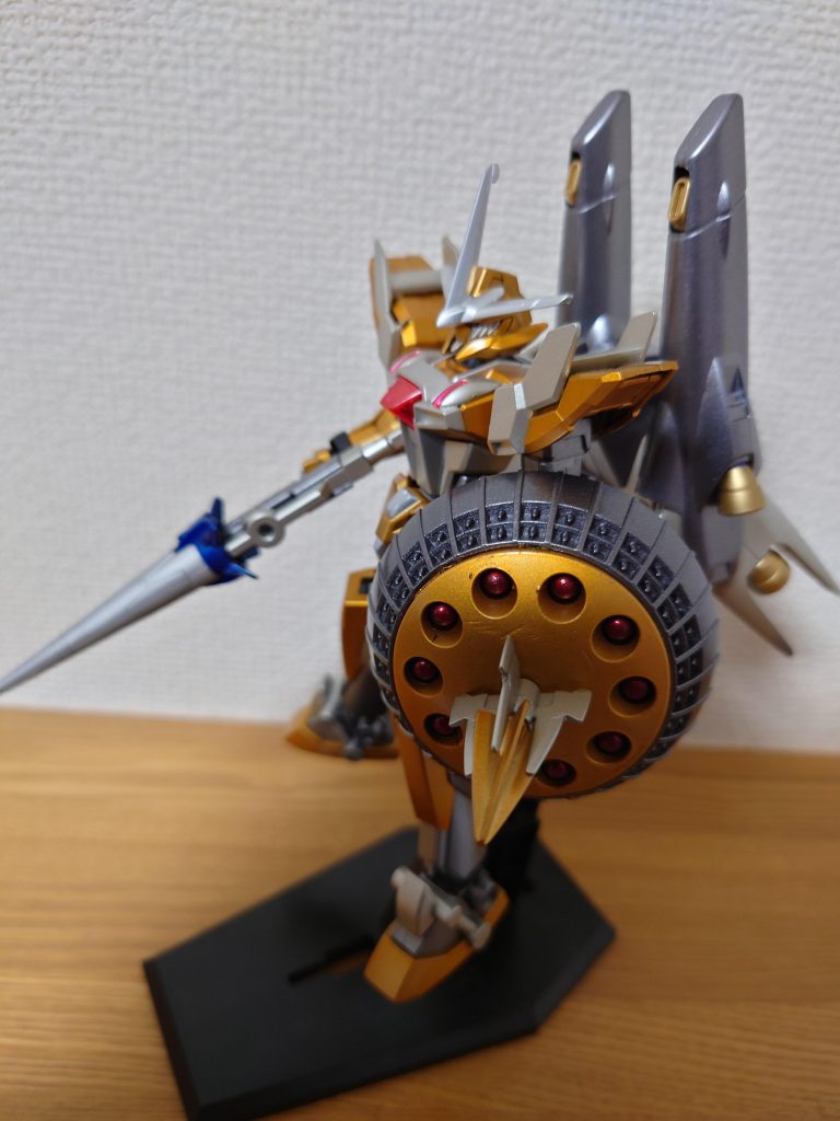 シールドは、刺突用の武器を付けて、シールドバッシュでも敵にダメージを与えられるように考えました。