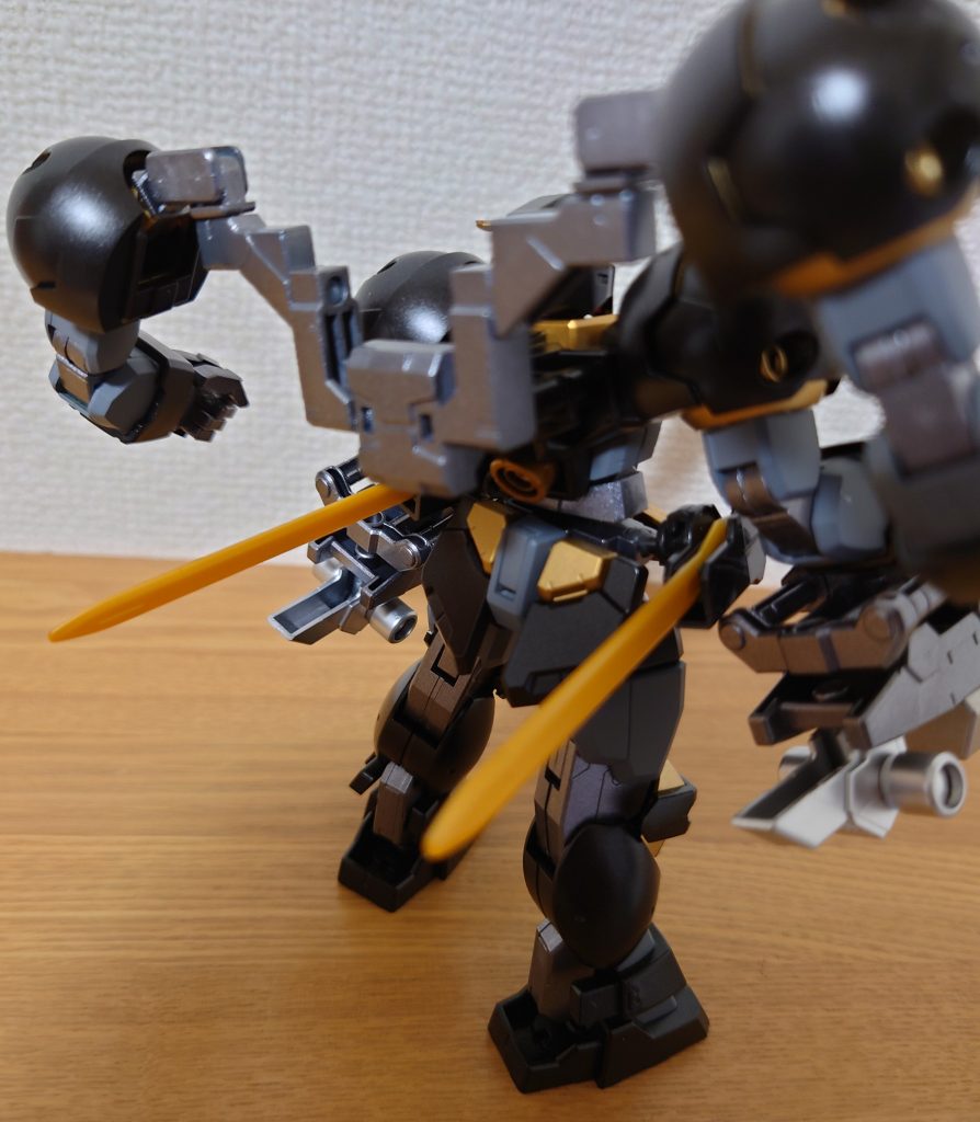 腰にはバエルの剣を帯刀してます。