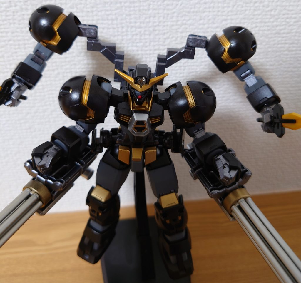 一応、肩のパーツをスライドさせるギミックは健在です。(内部がゴールドなのがお気に入りです)こんなのが戦場で襲って来たら怖くないですか?