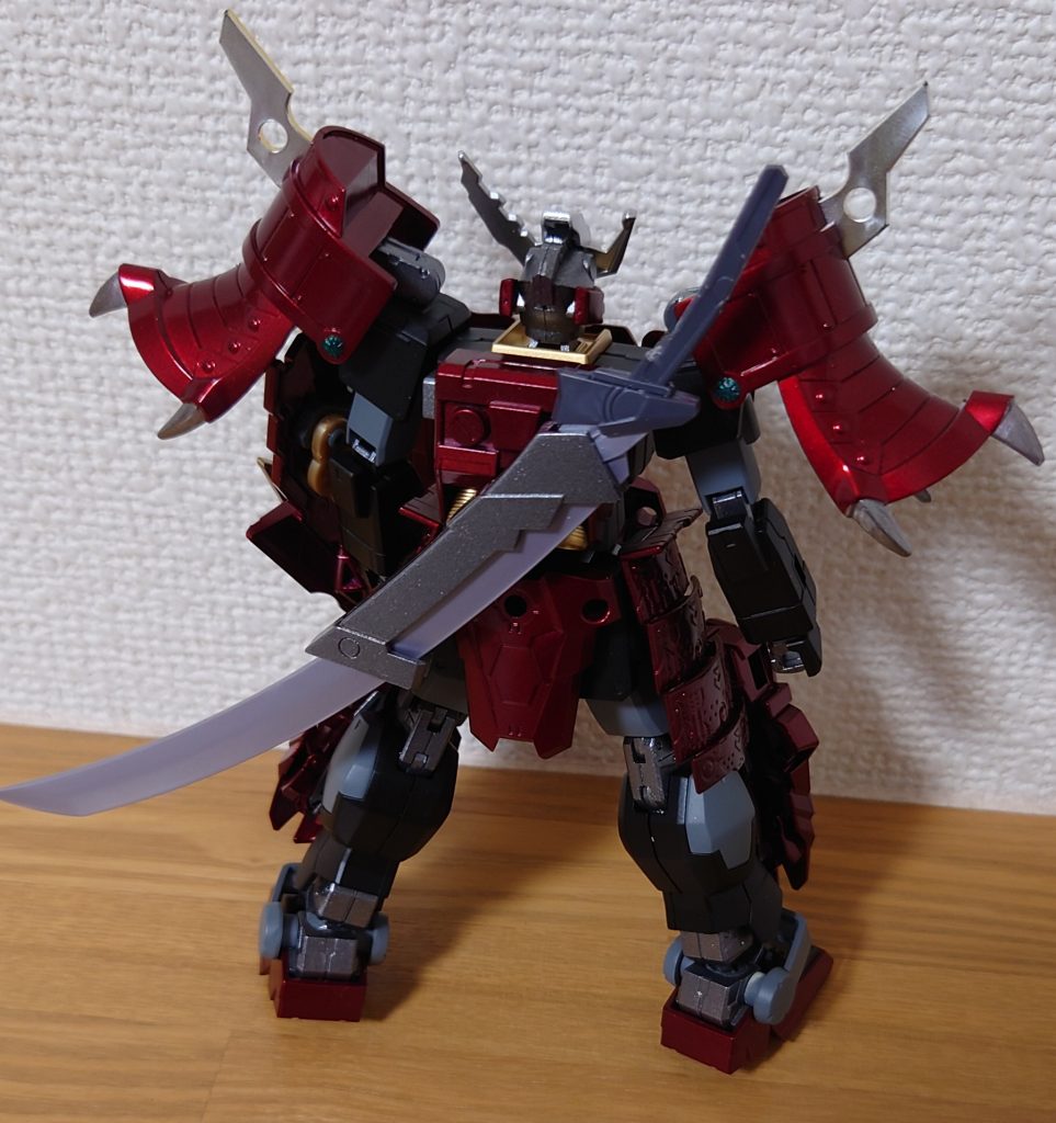 背面刀は背中に取り付けてます。