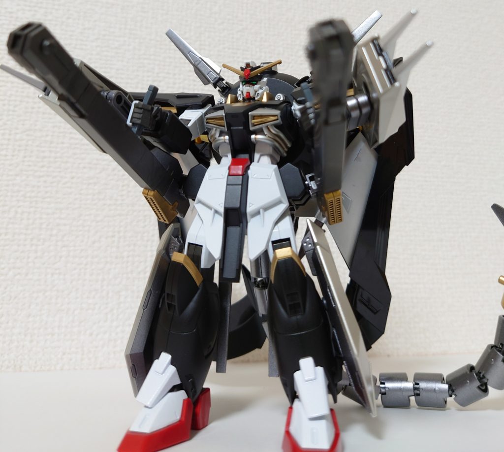 腰にはオリジナルの重火器を付けて、フリーダムのクスィフィアス・レール砲をイメージしました。グリップも一応付けてあります。