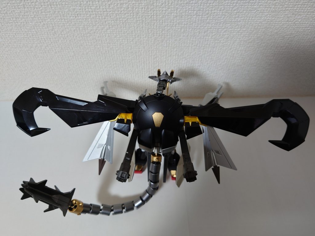 背面マガノイクタチを広げると結構デカいです。あと、禍々しさも追加されます。腰の武器は後ろに移動させてます。