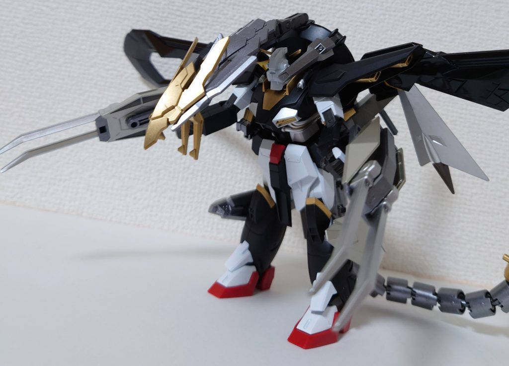 お待たせしました。この機体最大の特徴であるドラゴンモードへの可変状態です。頭部は、30mmの戦国アーマーから。爪は、境界戦機のウェポンセットにある腕部超熱振式戦闘爪を使用しています。腕部超熱振式戦闘爪をひと目見て、ドラゴンを連想したのが制作のきっかけです。