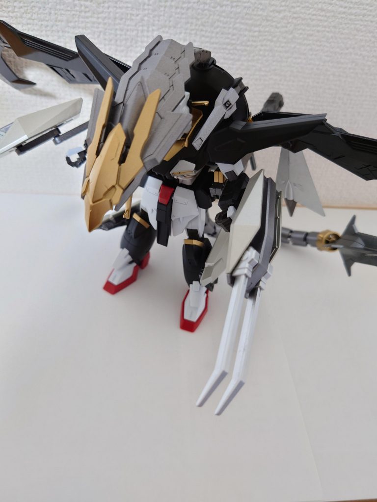 爪の金属感を出すのに苦労したのですが、写真では伝わりづらいです。