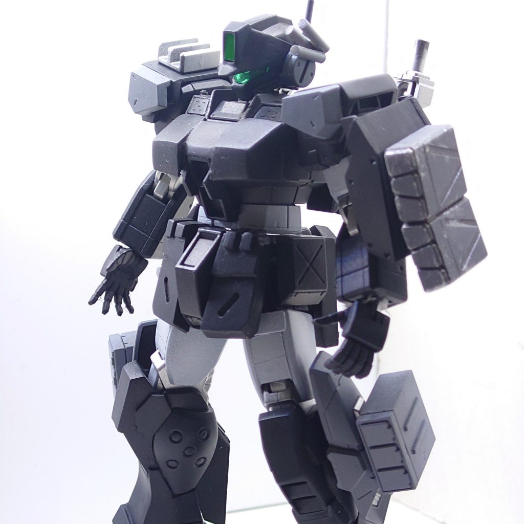 ジムスパルタン・カスタムジムスパルタンの初期配備型をカスタマイズした機体。戦後に再編成された部隊「ヘルドッグス」所属機体となる。初期配備型がベースのためパーツ形状が異なる部分もあるが基本性能に違いはない。本機はパイロットの意向により重装甲化とアタッチメントの追加が成されているが、単騎では一般機と大幅な性能差はない。「ヘルドッグス」一年戦争時、北米に展開していた「ブラック・ドッグ隊」の残存分隊を中枢に補充要員と新型機を追加。戦後に再編成された部隊となる。主力となり最大構成員数を誇る「ガルム」、高い機動力と情報収集能力を持ち奇襲・電子戦など状況に合わせた戦闘を行う「オルトロス」、少数精鋭、高い戦闘力で制圧・殲滅戦を行う「ケルベロス」の三分隊で構成される。