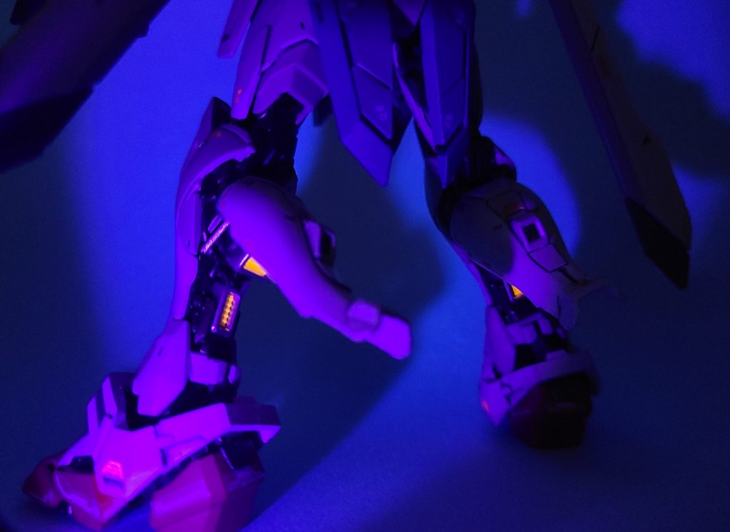 ブラックライトにて発光