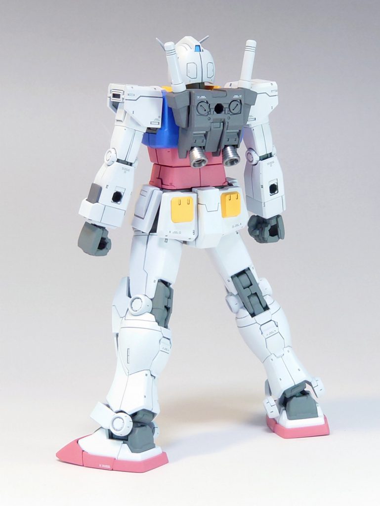 首の肉抜きとお尻のバズーカ差し込み穴は埋め。バーニアは金属色で塗り分け質感を変えつつアクセントに。